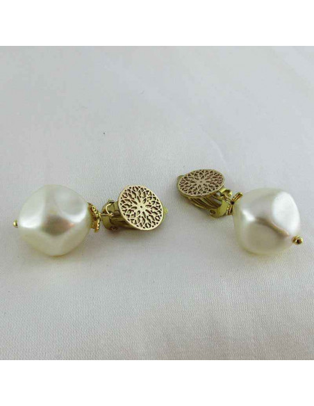 Boucle d'oreille clip nacre cabossée